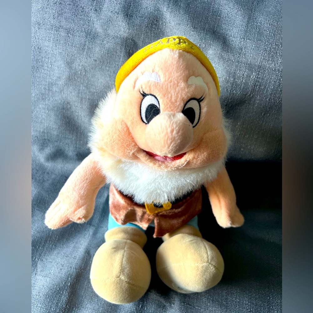 Disney store Exclusive Happy Snow White 14 inch plush